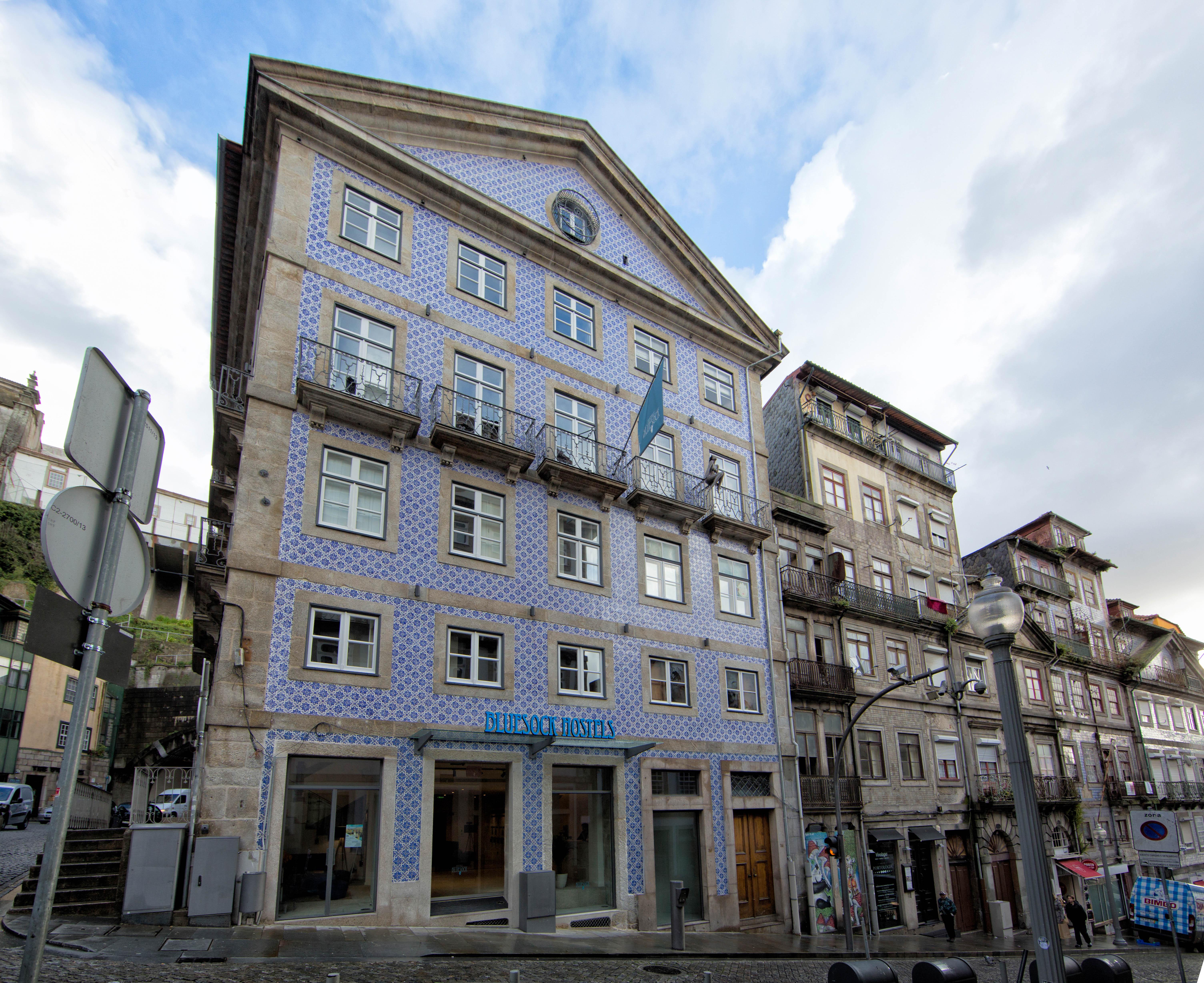 บลูซ็อค โฮสเทล ปอร์โต ภายนอก รูปภาพ The facade of the Portuguese Historical Society