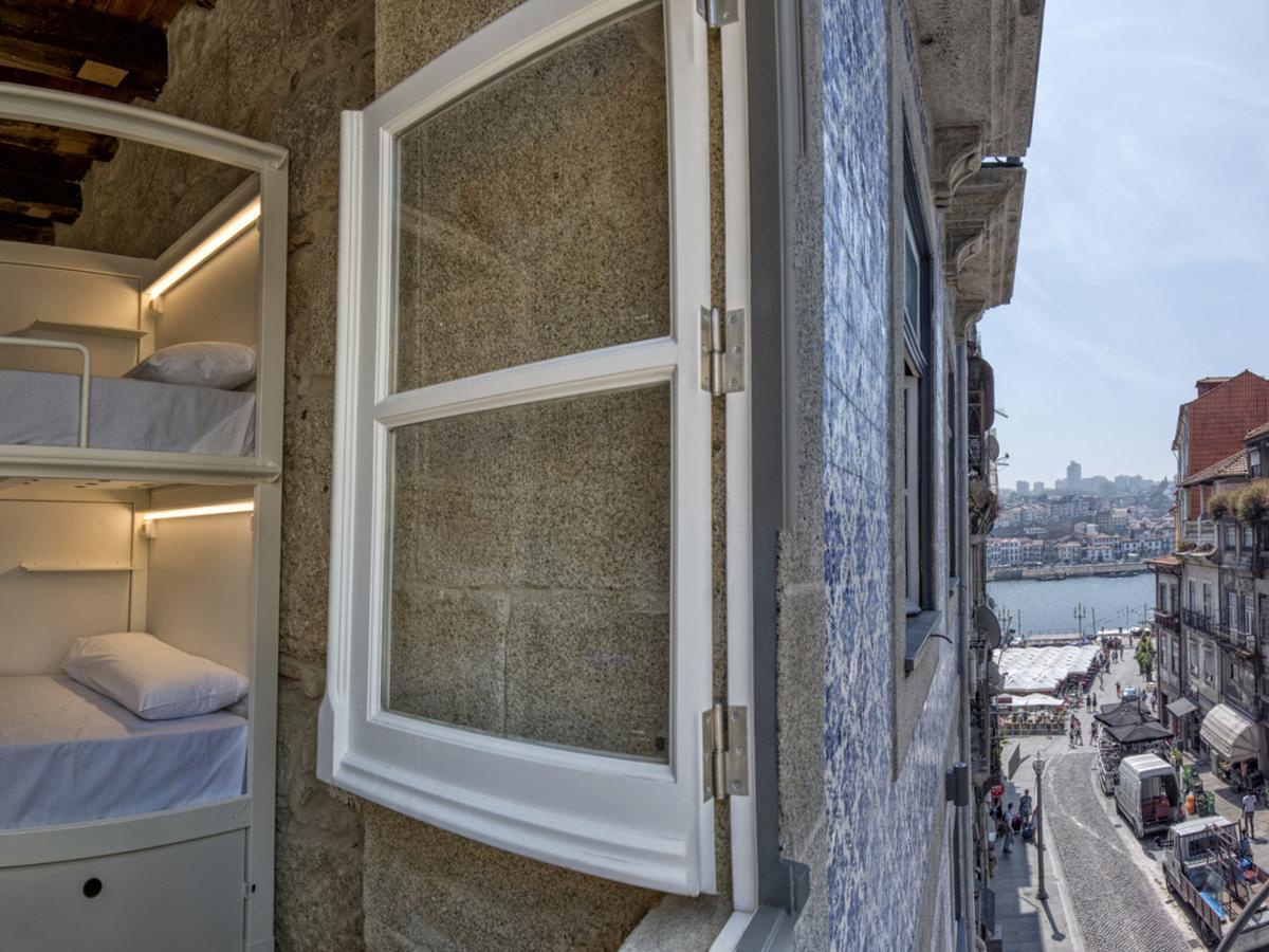 บลูซ็อค โฮสเทล ปอร์โต ภายนอก รูปภาพ A window in Lisbon, Portugal