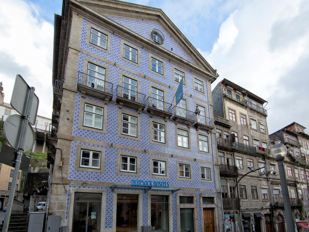 บลูซ็อค โฮสเทล ปอร์โต ภายนอก รูปภาพ The facade of the building, with the blue tilework