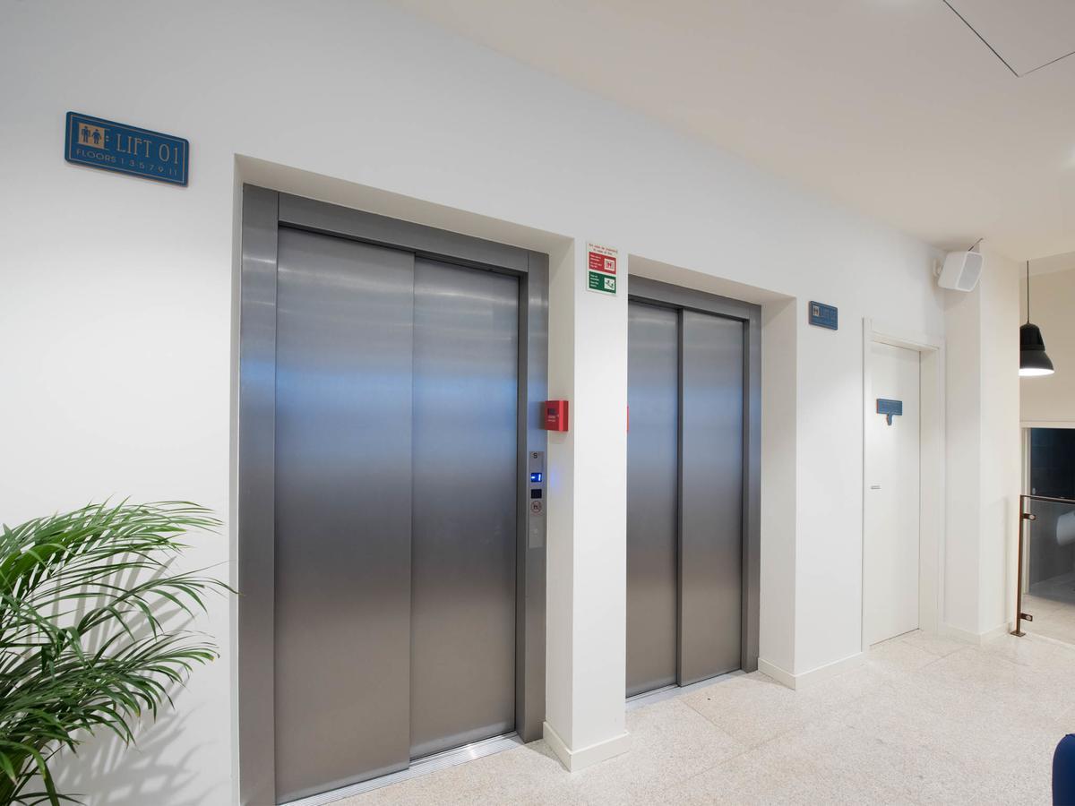 บลูซ็อค โฮสเทล ปอร์โต ภายนอก รูปภาพ Elevators in a modern office building