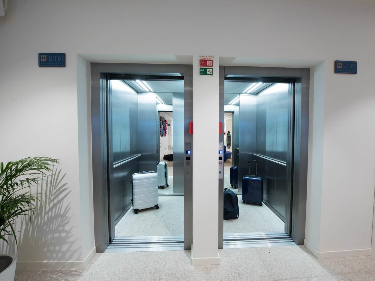 บลูซ็อค โฮสเทล ปอร์โต ภายนอก รูปภาพ Two elevators with open doors