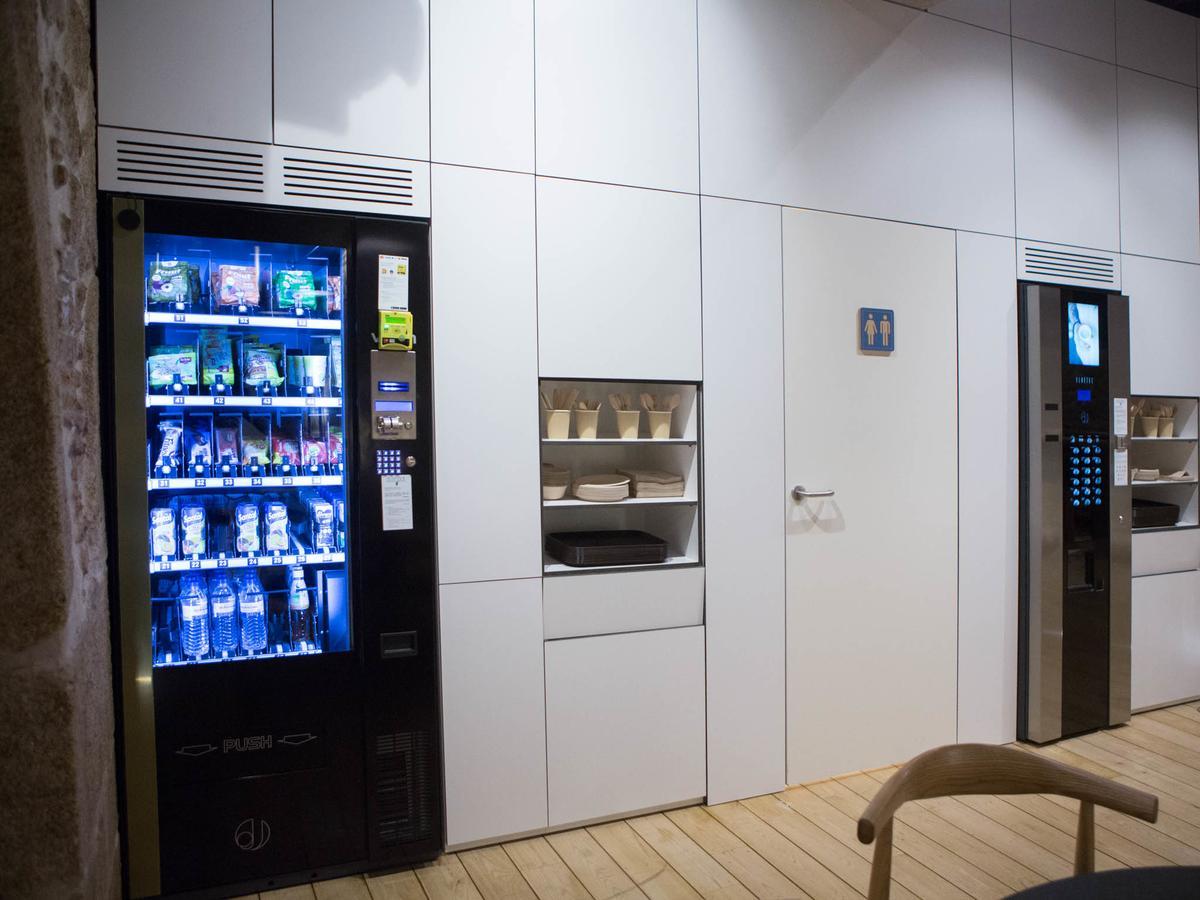 บลูซ็อค โฮสเทล ปอร์โต ภายนอก รูปภาพ A vending machine in a coffee shop